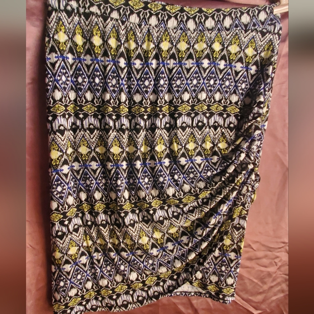 Cato ruched side skirt featuring a bold, geometric tribal SIZE L  / NWT